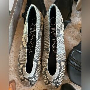 Women CK Calvin Klein Anete Leather Flat Snake Skin Ballet Shoes Gray Multi 6